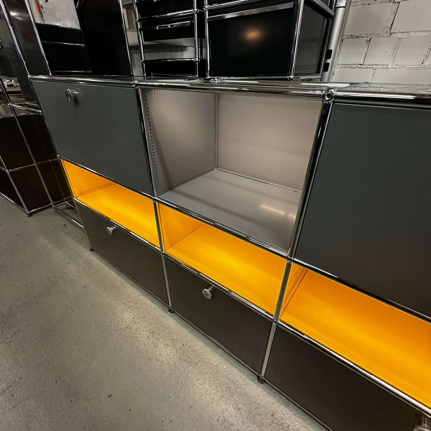 USM Haller E Highboard anthrazitgrau mit goldgelben beleuchteten Fächern und Glasoberflächen, 3x3 Fächer, modernes Design mit integriertem Stromsystem
