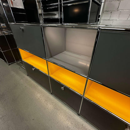 USM Haller E Highboard anthrazitgrau mit goldgelben beleuchteten Fächern und Glasoberflächen, 3x3 Fächer, modernes Design mit integriertem Stromsystem