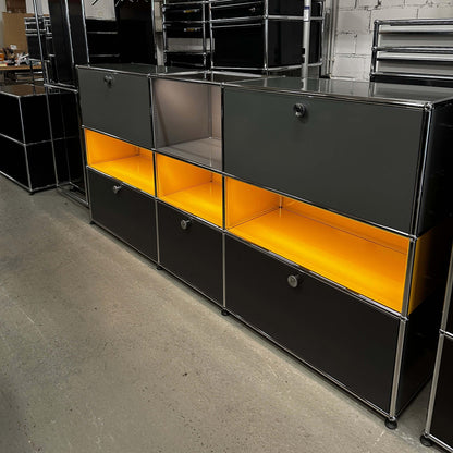 USM Haller E Highboard 3x3 anthrazitgrau mit goldgelber Beleuchtung und Glasoberfläche