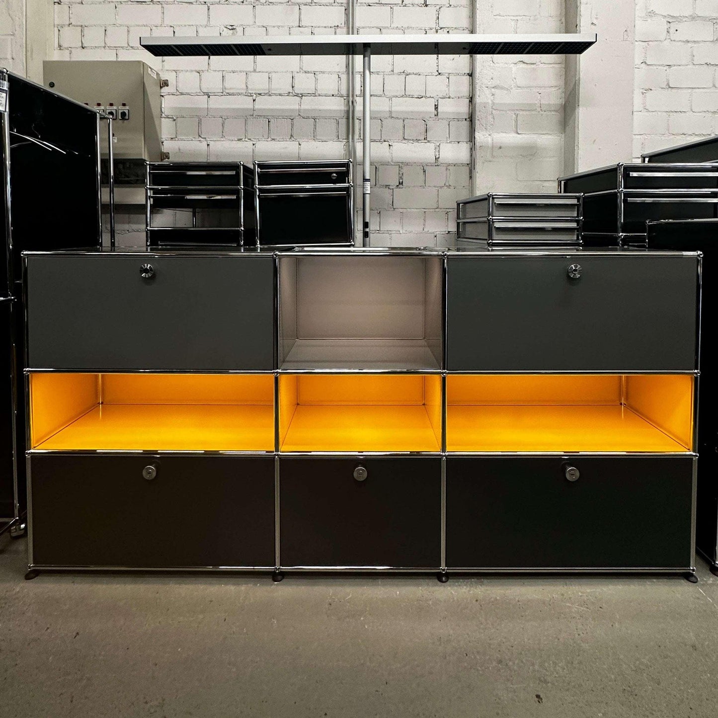 USM Haller E Highboard 3x3 mit anthrazitgrauen und goldgelben Fächern, integrierter Beleuchtung und stromführender Struktur