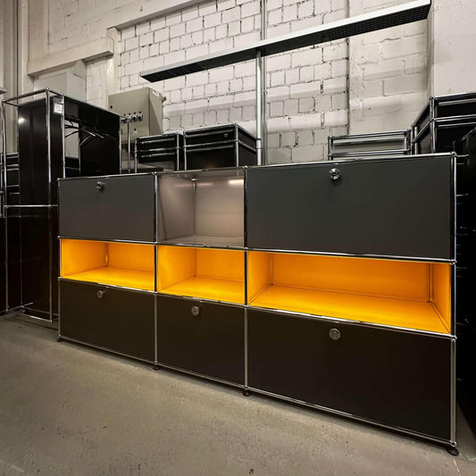 USM Haller E Highboard 3x3 anthrazit mit goldgelben beleuchteten Fächern und integrierter stromführender Struktur