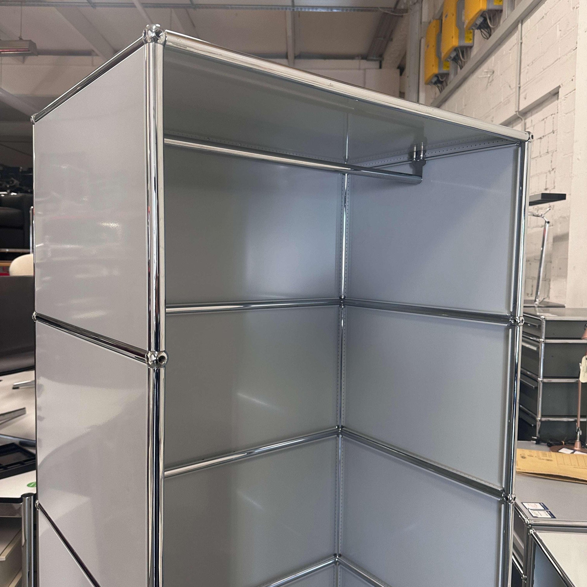USM Haller Garderobe lichtgrau mit offenem Design, Ablagefach unten und Garderobenstange oben, 179x78x53 cm