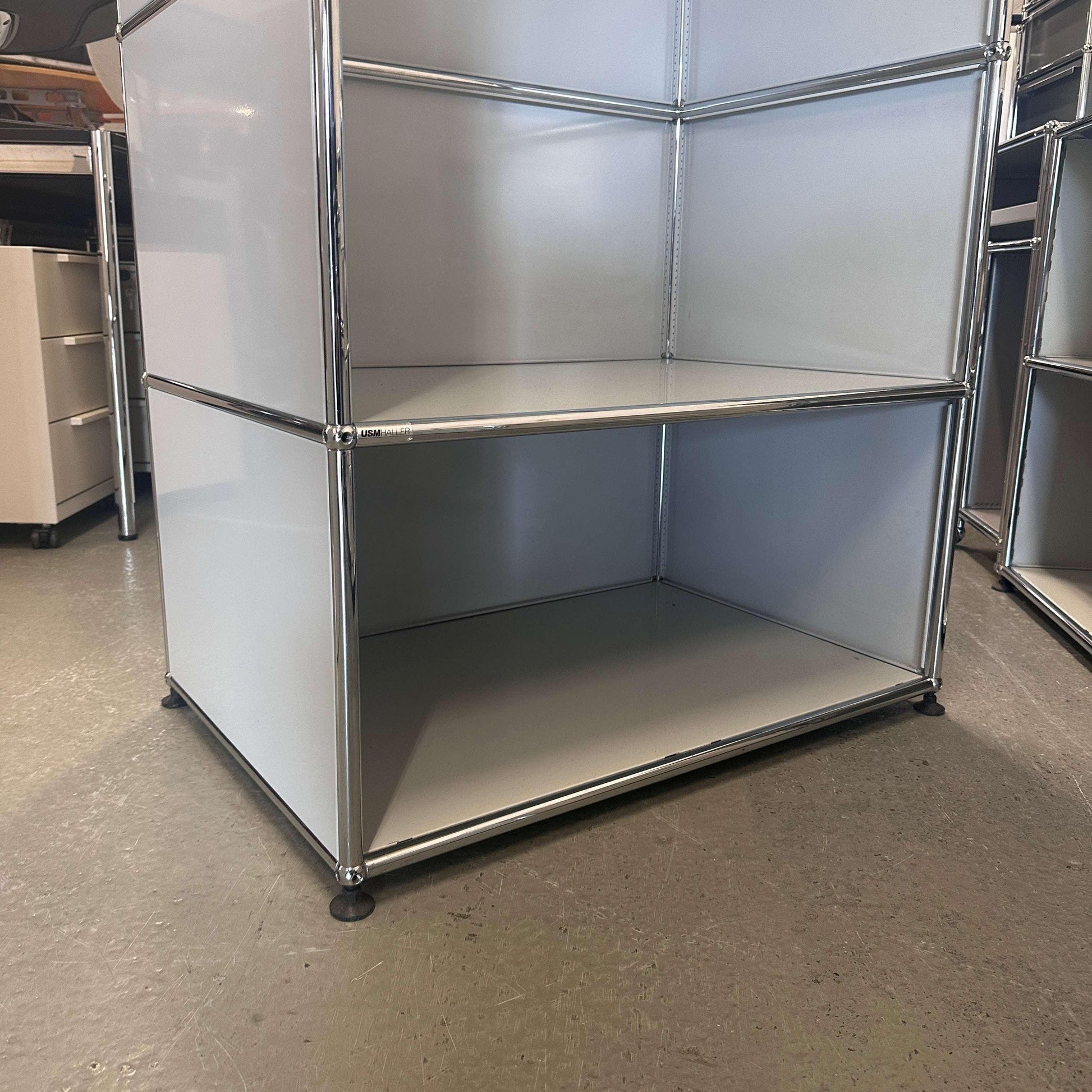 USM Haller Garderobe 1x5 lichtgrau mit Ablagefach und Garderobenstange, 179x78x53 cm