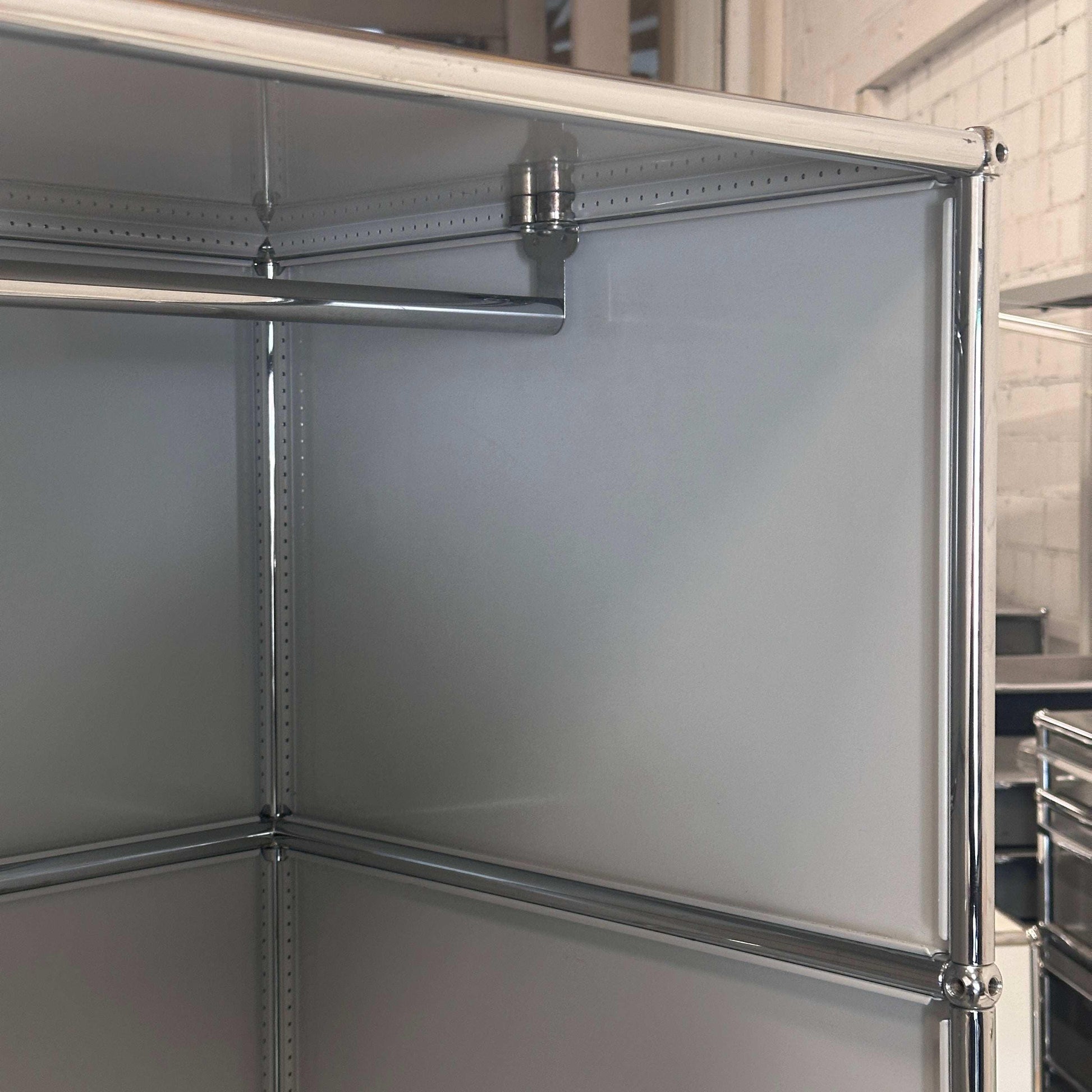 USM Haller Garderobe 1x5 lichtgrau offene Garderobe mit Ablagefach und Garderobenstange