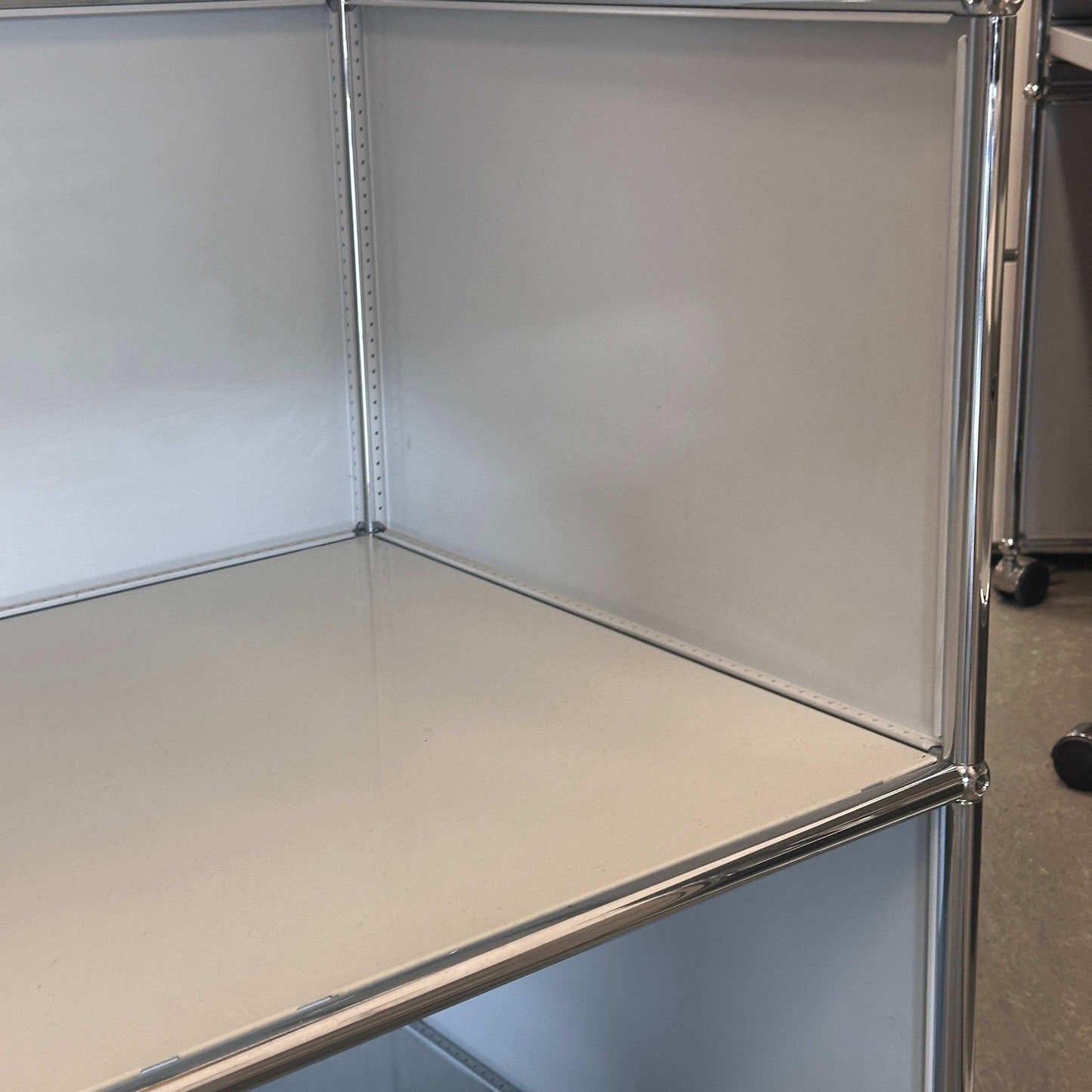 USM Haller Garderobe 1x5 lichtgrau offene Garderobe mit Ablagefach und Garderobenstange in lichtgrau