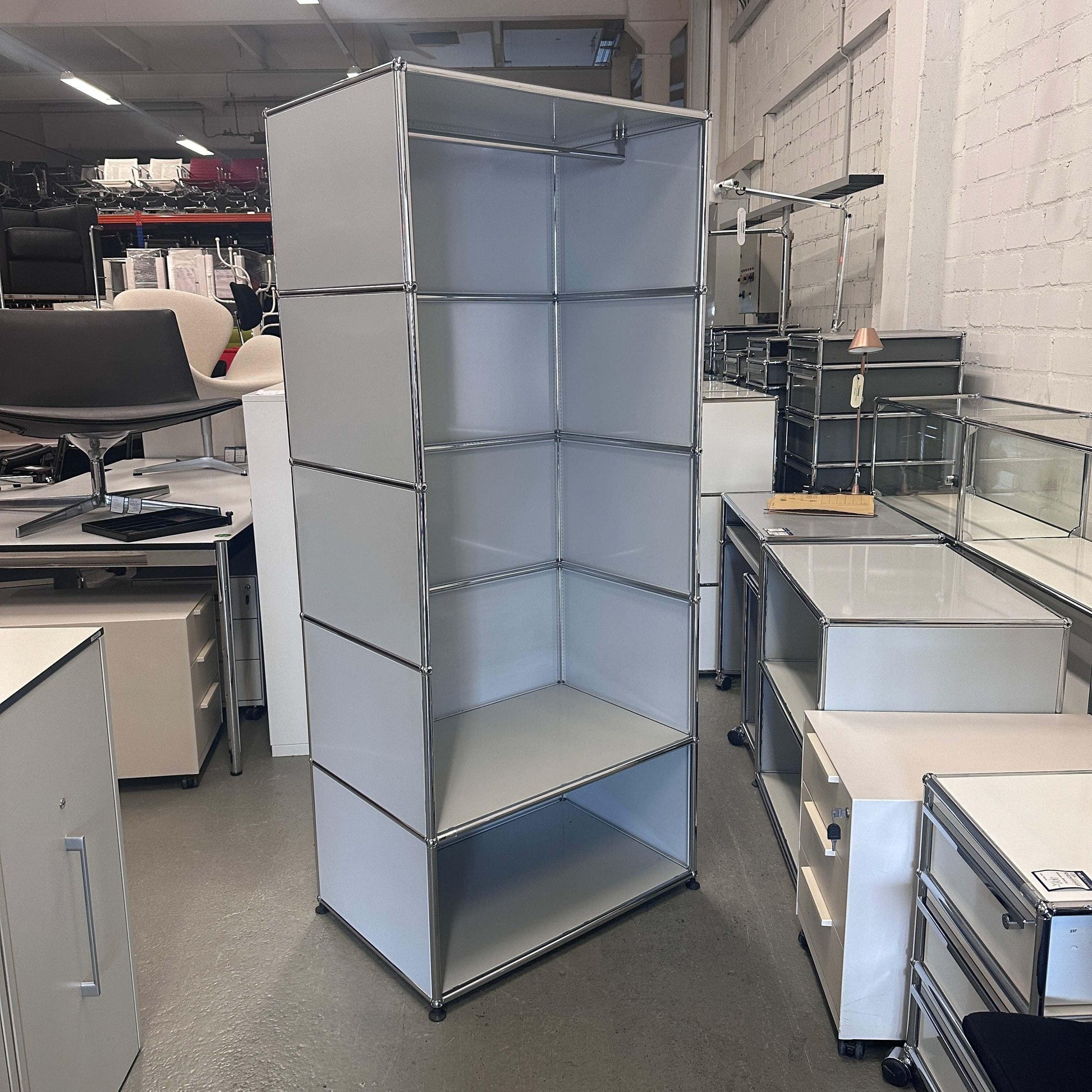 USM Haller Garderobe 1x5 lichtgrau offen mit Ablagefach und Garderobenstange, 179x78x53 cm