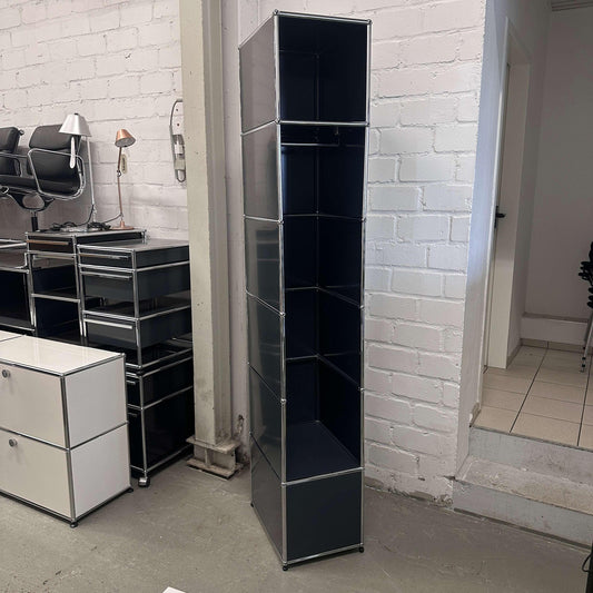 USM Haller Garderobe anthrazitgrau 1 Klappe offen mit Fach 214x38x53 cm