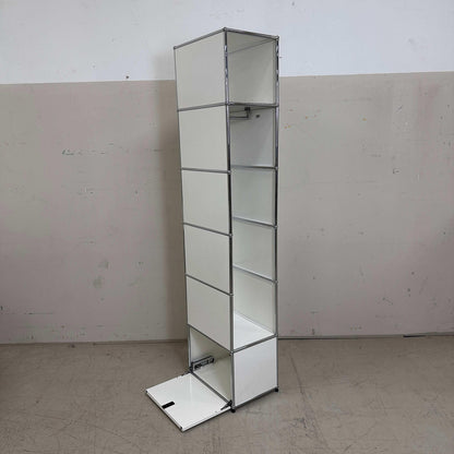 weiße USM Haller Garderobe 1x6 mit offener Garderobenstange oben und seitlicher Klappe unten, 214x38x53cm