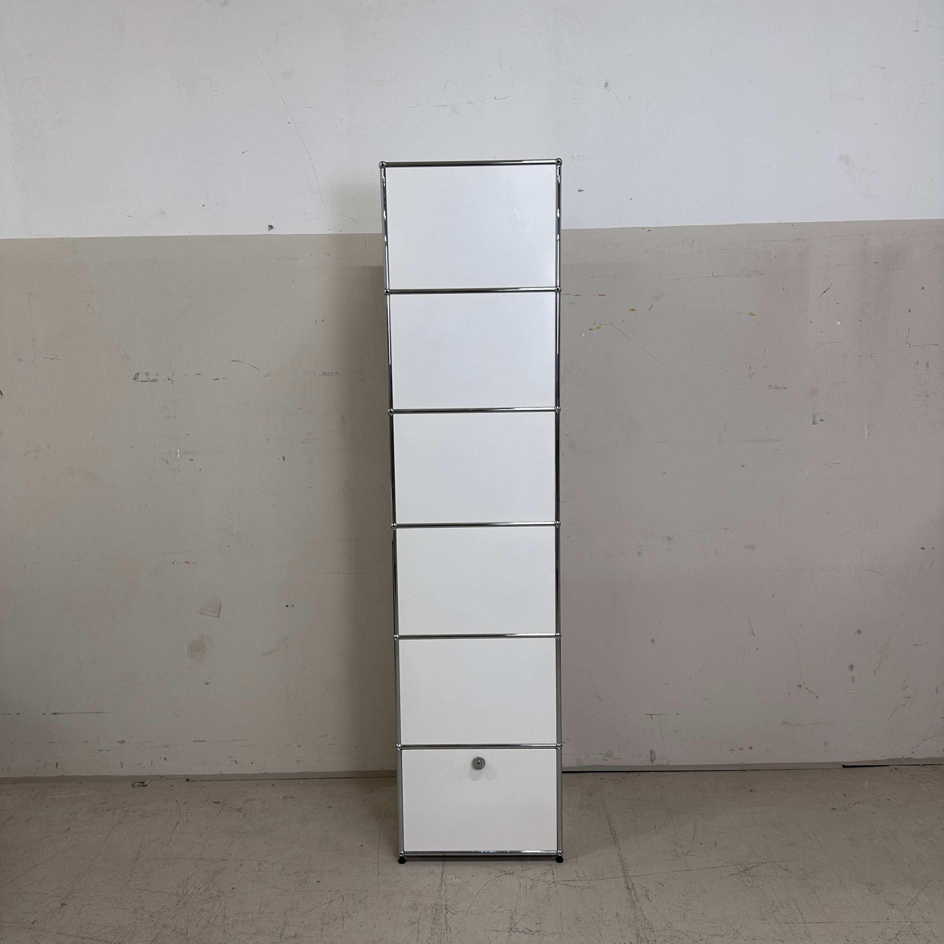 USM Haller Garderobe weiß mit 1 Klappe und 6 Fächern, 214x38x53 cm, offenes Oberfach mit Garderobenstange