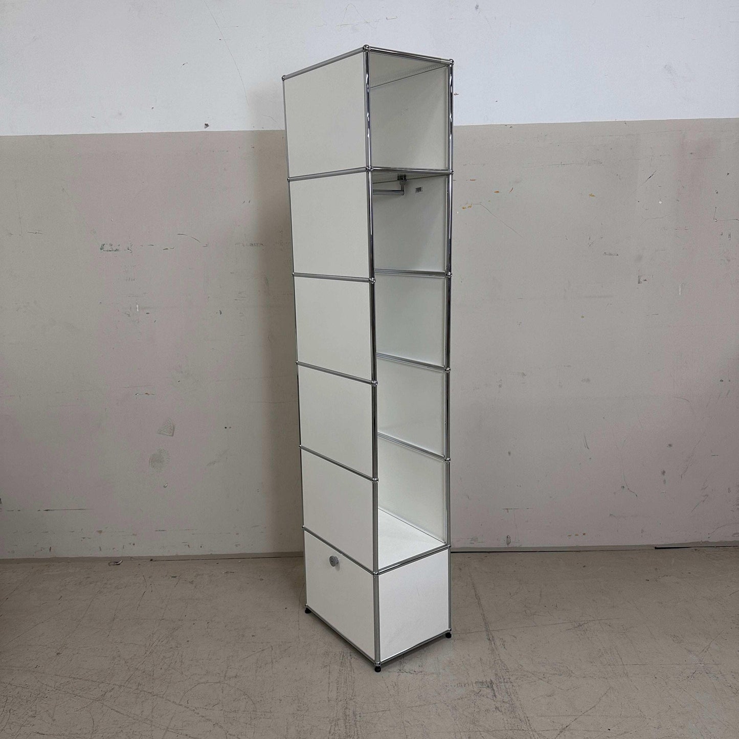 USM Haller Garderobe weiß mit einem offenen Fach und Garderobenstange oben sowie geschlossenem Fach mit Klappe unten, 214x38x53 cm