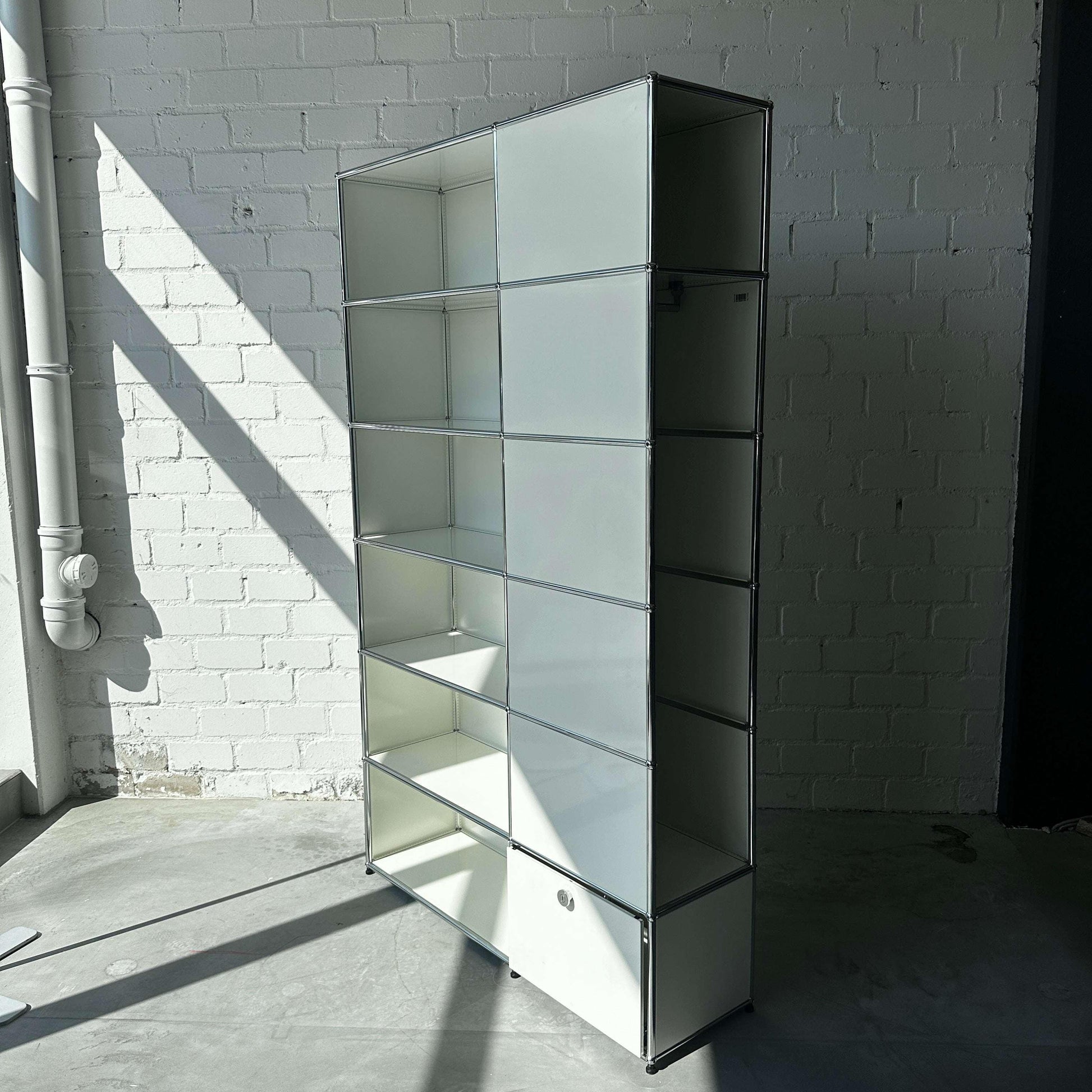 USM Haller Garderobe weiß 2x6 Regal mit Kleiderstange und offener seitlicher Garderobe in modernem Design