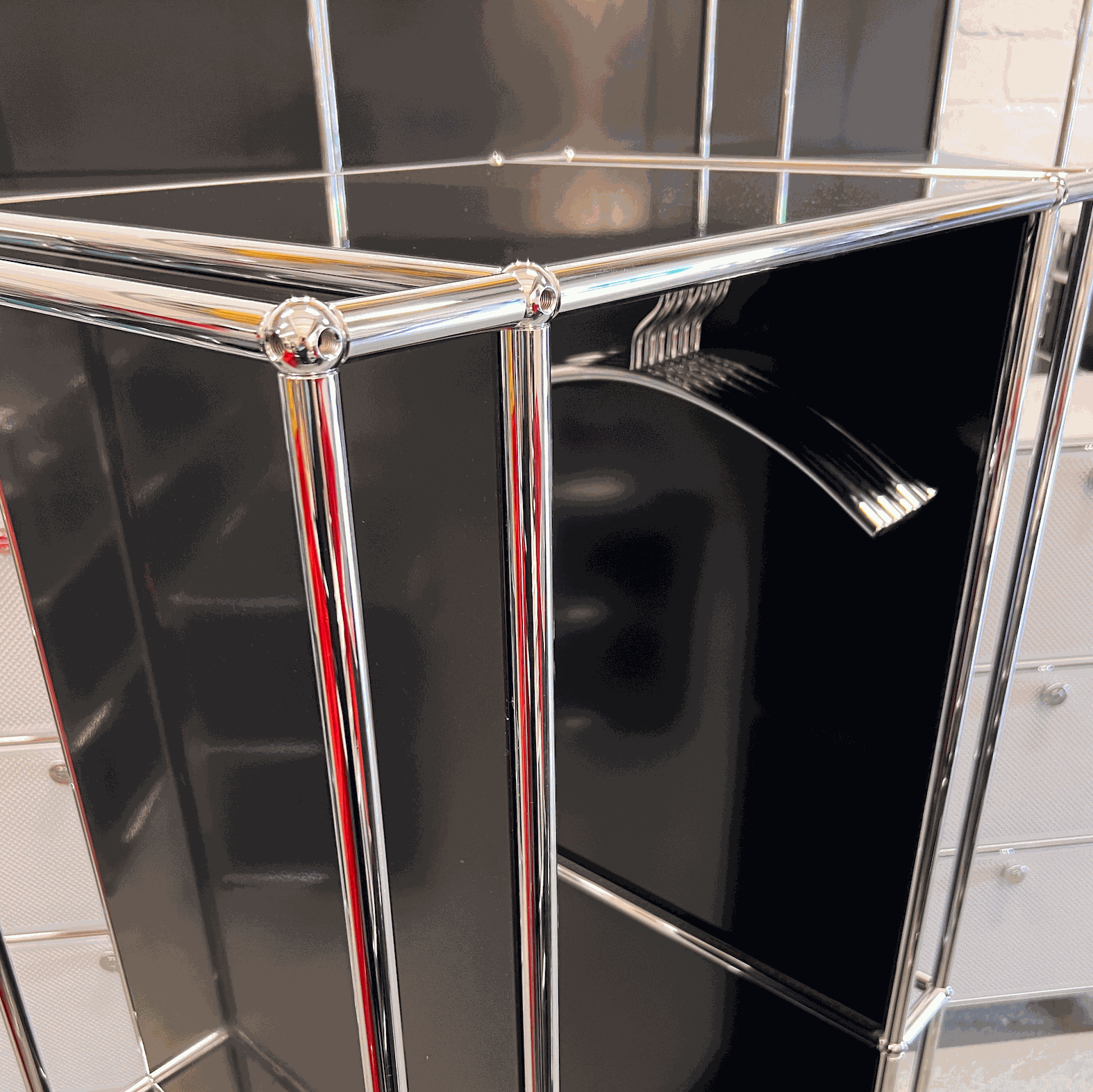 USM Haller Garderobe schwarz mit Chromgestell und schwarzer Rückwand