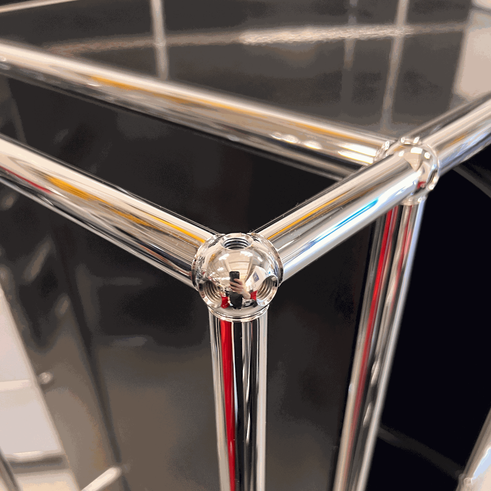 USM Haller Garderobe in schwarzem Design mit verchromten Metallrohren detailreich dargestellt