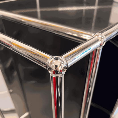 USM Haller Garderobe in schwarzem Design mit verchromten Metallrohren detailreich dargestellt