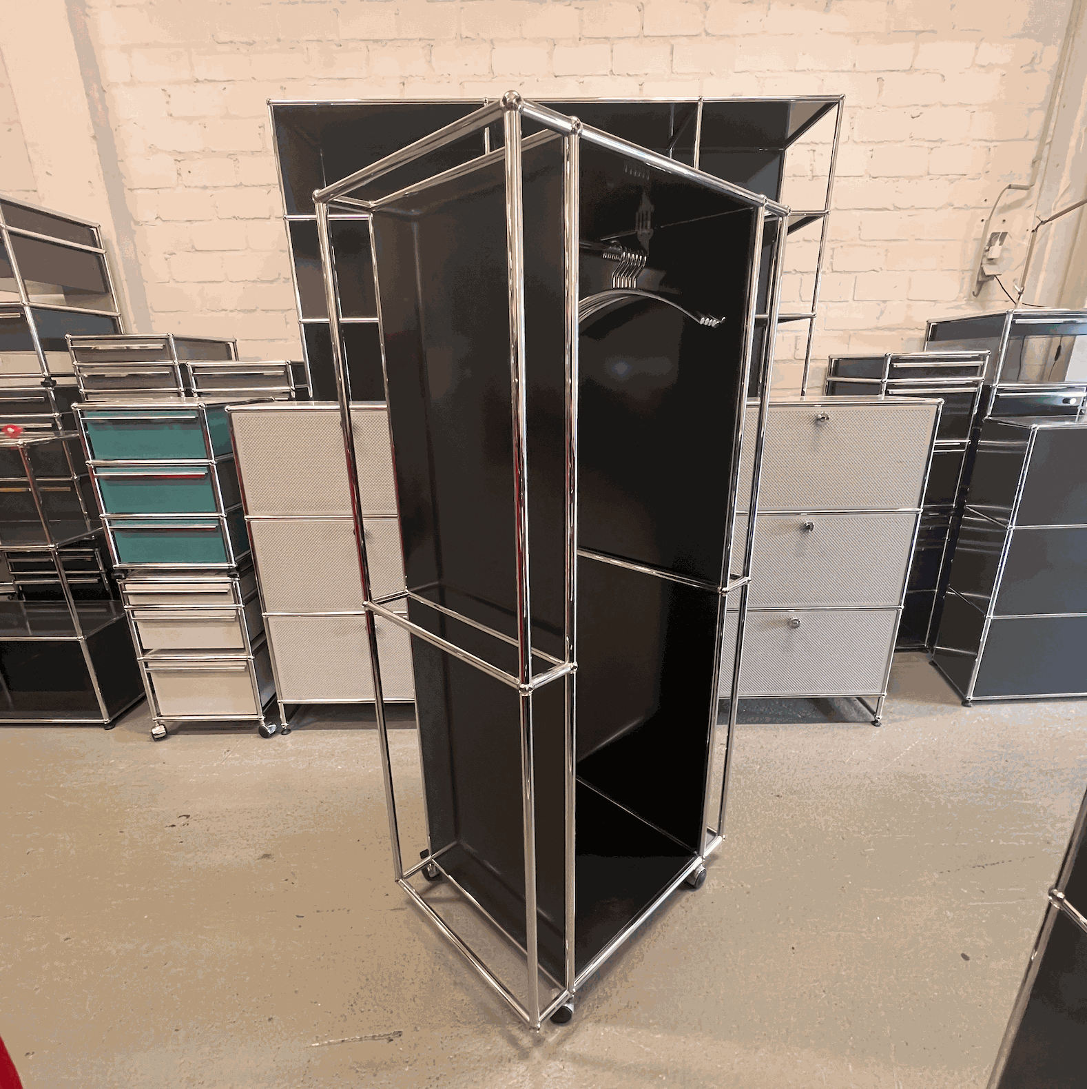 USM Haller Garderobe schwarz mit chrom Metallrahmen im modernen Design