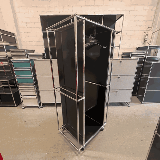 USM Haller Garderobe schwarz mit chrom Metallrahmen im modernen Design