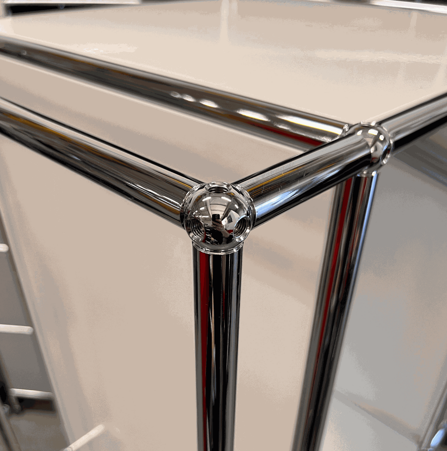 USM Haller Garderobe weiß mit chromfarbenen Stangen und modularer Konstruktion