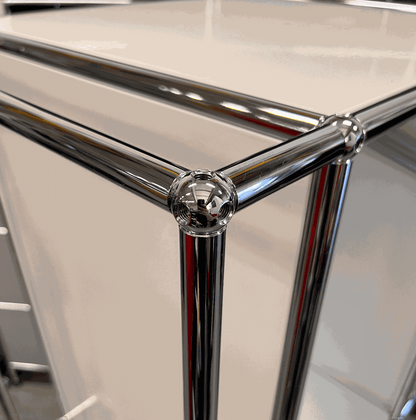 USM Haller Garderobe weiß mit chromfarbenen Stangen und modularer Konstruktion