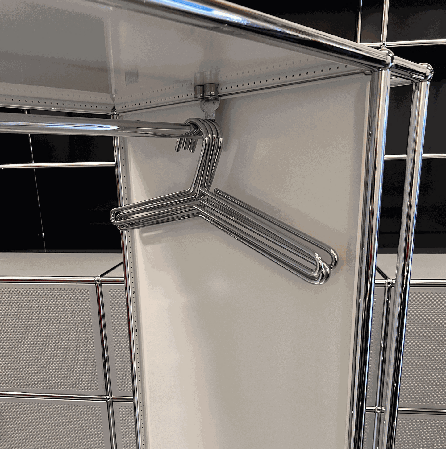 USM Haller Garderobe weiß mit Chromkleiderbügeln und modernem Design