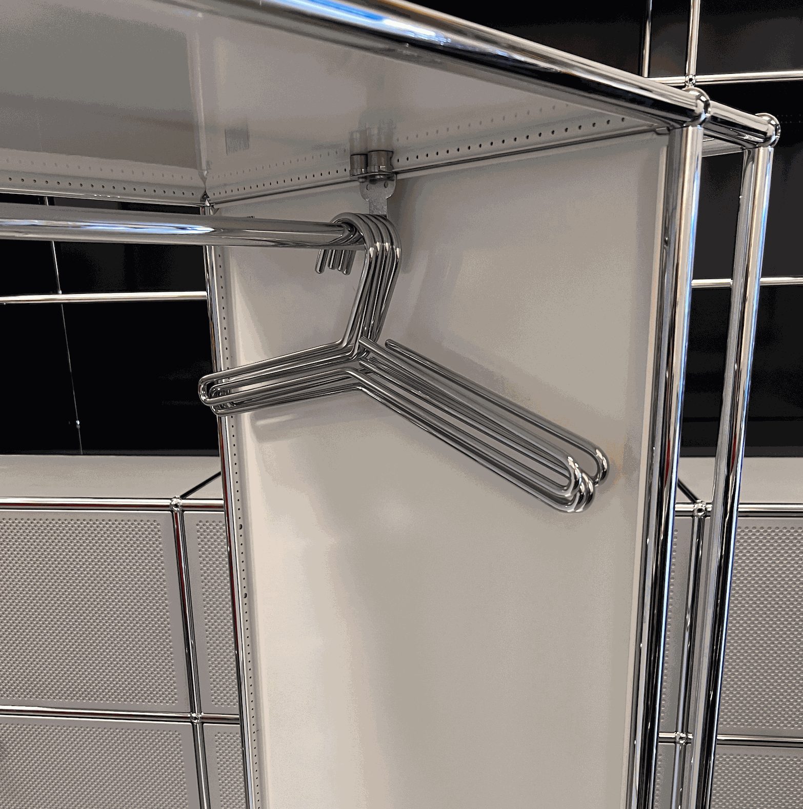USM Haller Garderobe weiß mit Chromkleiderbügeln und modernem Design