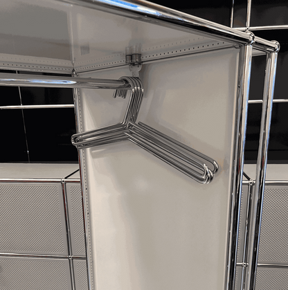 USM Haller Garderobe weiß mit Chromkleiderbügeln und modernem Design