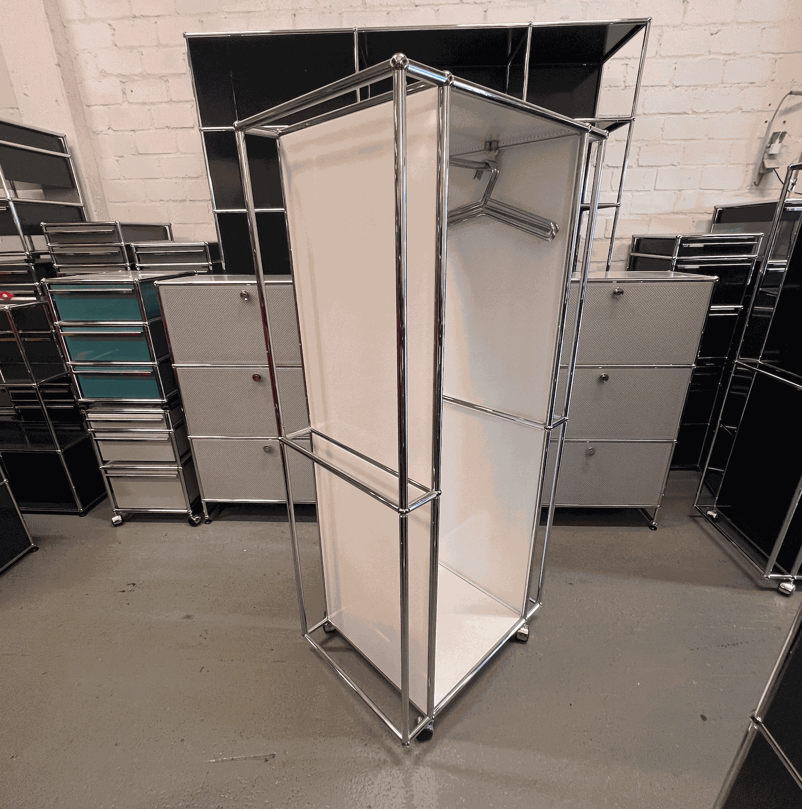 USM Haller Garderobe weiß mit Metallrahmen und Stoffpaneelen in modernem Design