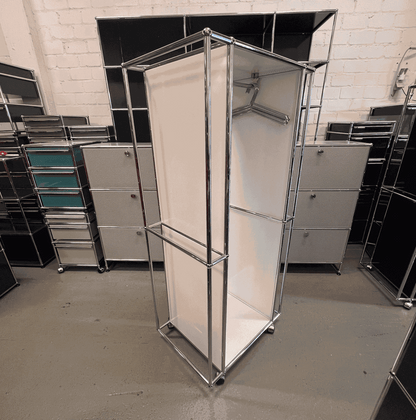 USM Haller Garderobe weiß mit Metallrahmen und Stoffpaneelen in modernem Design