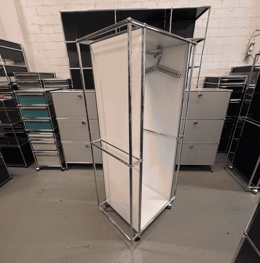 USM Haller Garderobe weiß mit Metallrahmen und Stoffpaneelen in modernem Design