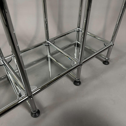 USM Haller Glasregal 3x2 mit Chromrahmen und sechs Glasplatten auf grauem Boden