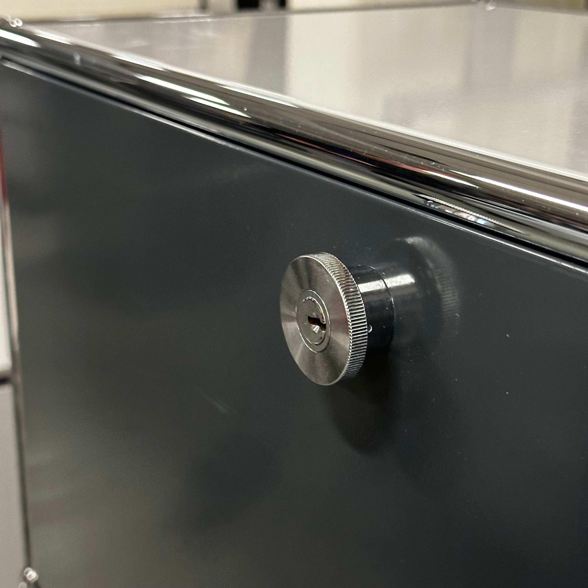 USM Haller High Board in light gray and anthracite with metal locking knob close-up