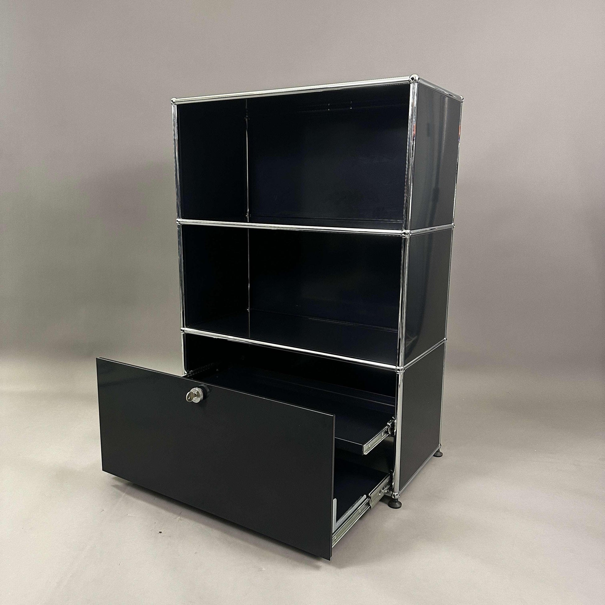 USM Haller Highboard in graphitschwarz mit einem Auszug und drei Fächern, modernes Sideboard, 77x37x110 cm