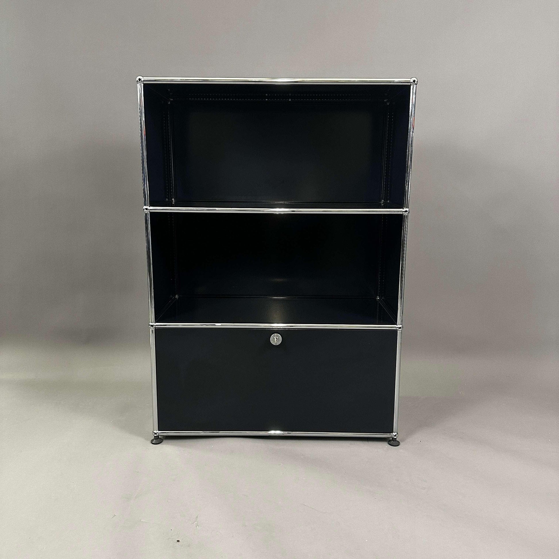 USM Haller Highboard in graphitschwarz mit 1 Auszug und 3 Fächern, 77x37x110 cm