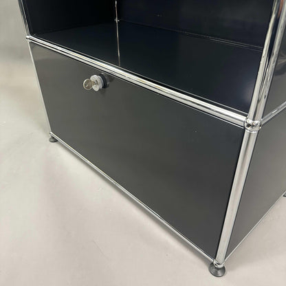 USM Haller Highboard in graphitschwarz mit einem Auszug und chromfarbenem Gestell in moderner Optik