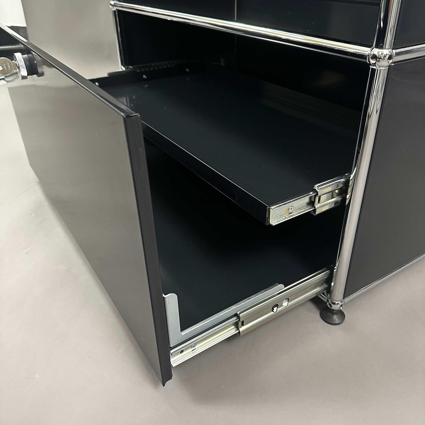 USM Haller Highboard in graphitschwarz mit zweifach Auszug und 1x3 Fächern, moderne Metallkonstruktion
