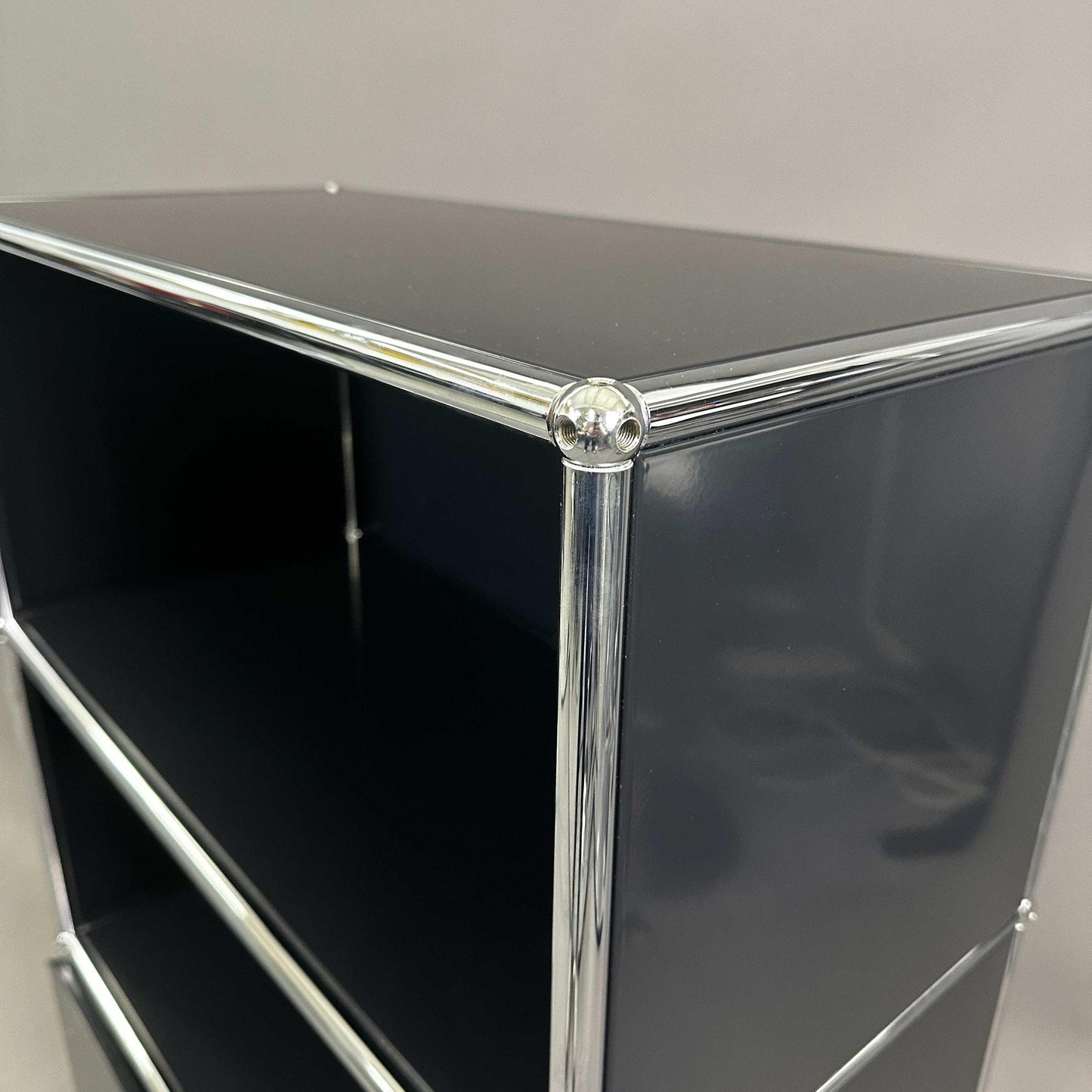 USM Haller Highboard schwarz mit drei Fächern und zweifach Auszug, graphitschwarzes Sideboard, moderne Metallkonstruktion