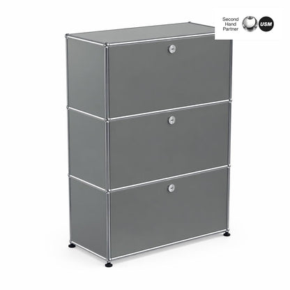 USM Haller Highboard 1x3 mit 3 Klappen in mittelgrau, verchromtes Stahlrohrgestell, guter Zustand.