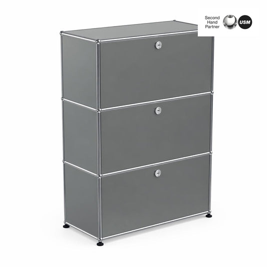 USM Haller Highboard 1x3 mit 3 Klappen in mittelgrau, verchromtes Stahlrohrgestell, guter Zustand.