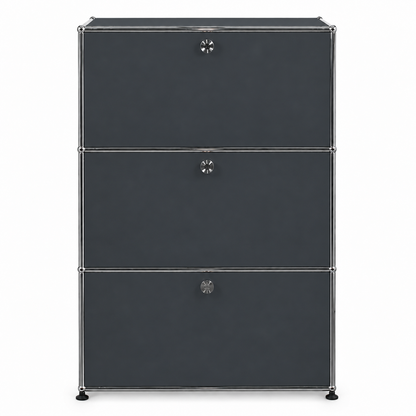 Anthrazitgraues USM Haller Highboard 1x3 mit drei Klappen und verchromtem Stahlrohrrahmen, 77x109x38 cm.