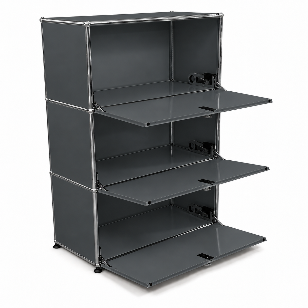 Anthrazitgraues USM Haller Highboard 1x3 mit drei offenen Klappfächern, verchromtem Stahlrahmen und Soft-Close-Mechanik.