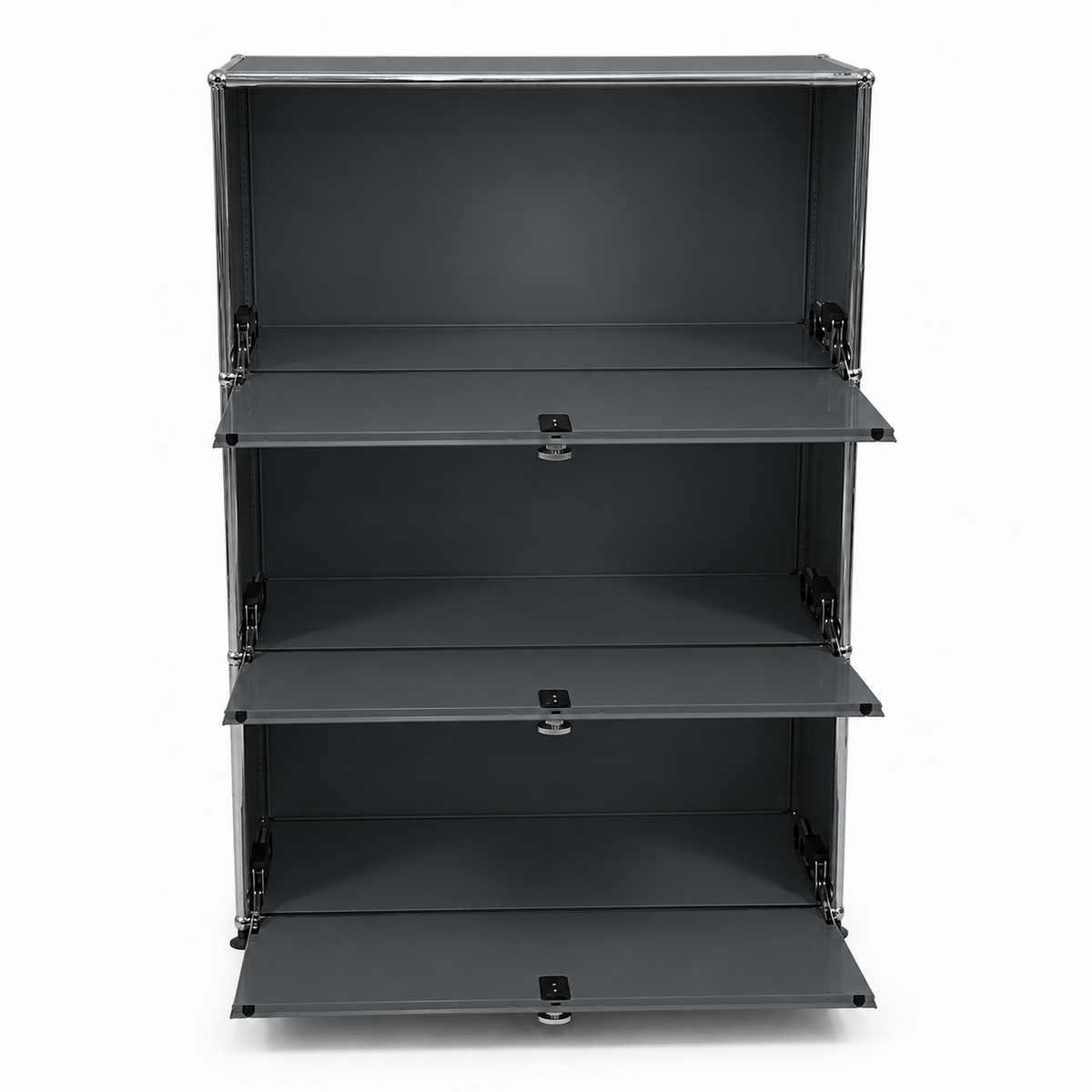 USM Haller Highboard 1x3 in Anthrazitgrau mit drei offenen Klappfächern und verchromtem Stahlrohrrahmen.