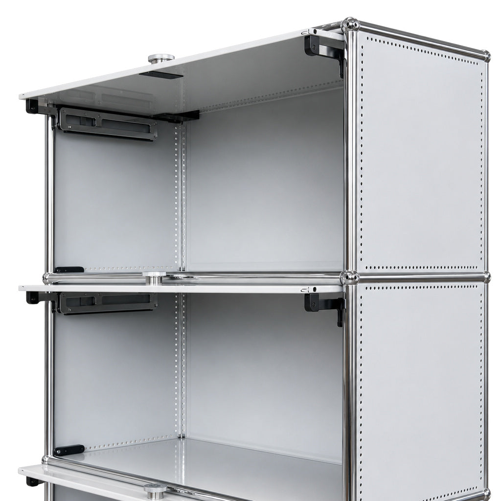 USM Haller Highboard in Lichtgrau mit drei Fächern, verchromtem Stahlrohrrahmen und Metall-Einschubtüren.