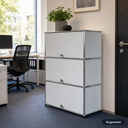 USM Haller Highboard 1x3 in Lichtgrau mit drei Einschubtüren und verchromtem Metallrahmen im modernen Büro.