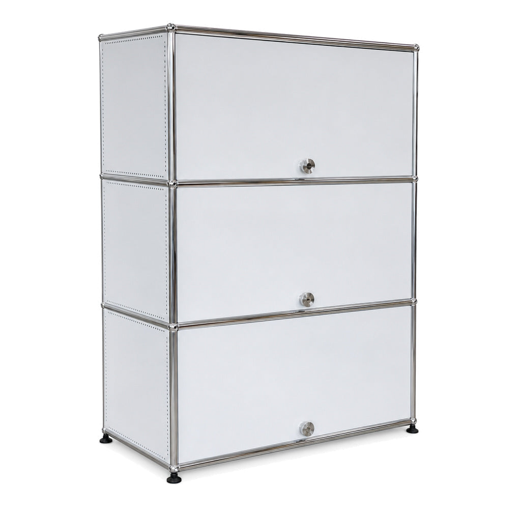 USM Haller Highboard in Lichtgrau mit drei Einschubtüren und verchromtem Stahlrohrrahmen, 77x109x38 cm.