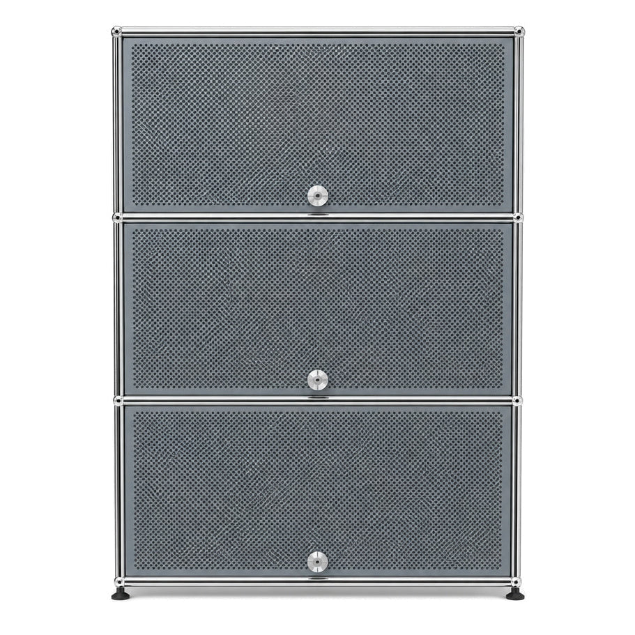 USM Haller Highboard 1x3 in Mittelgrau mit drei perforierten Schallschutz-Einschubtüren und Chromrahmen.