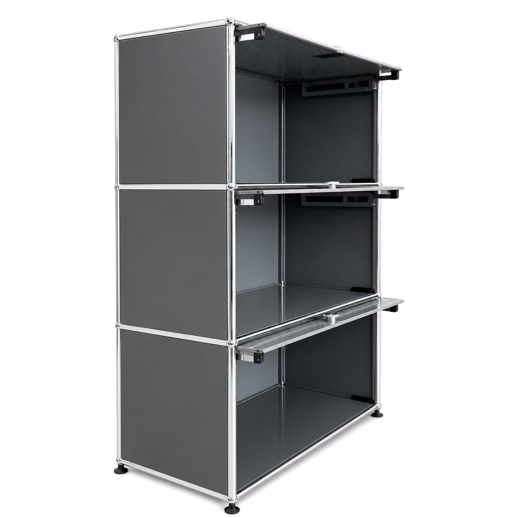Graues USM Haller Highboard 1x3 mit drei offenen Einschubtüren und perforierten Schallschutz-Fronten im Chromrahmen.