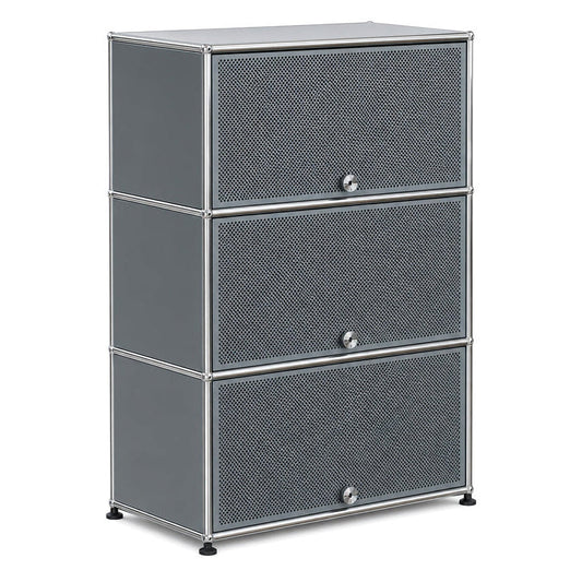 USM Haller Highboard 1x3 in Mittelgrau mit drei perforierten Schallschutz-Fronten und Chromrahmen.