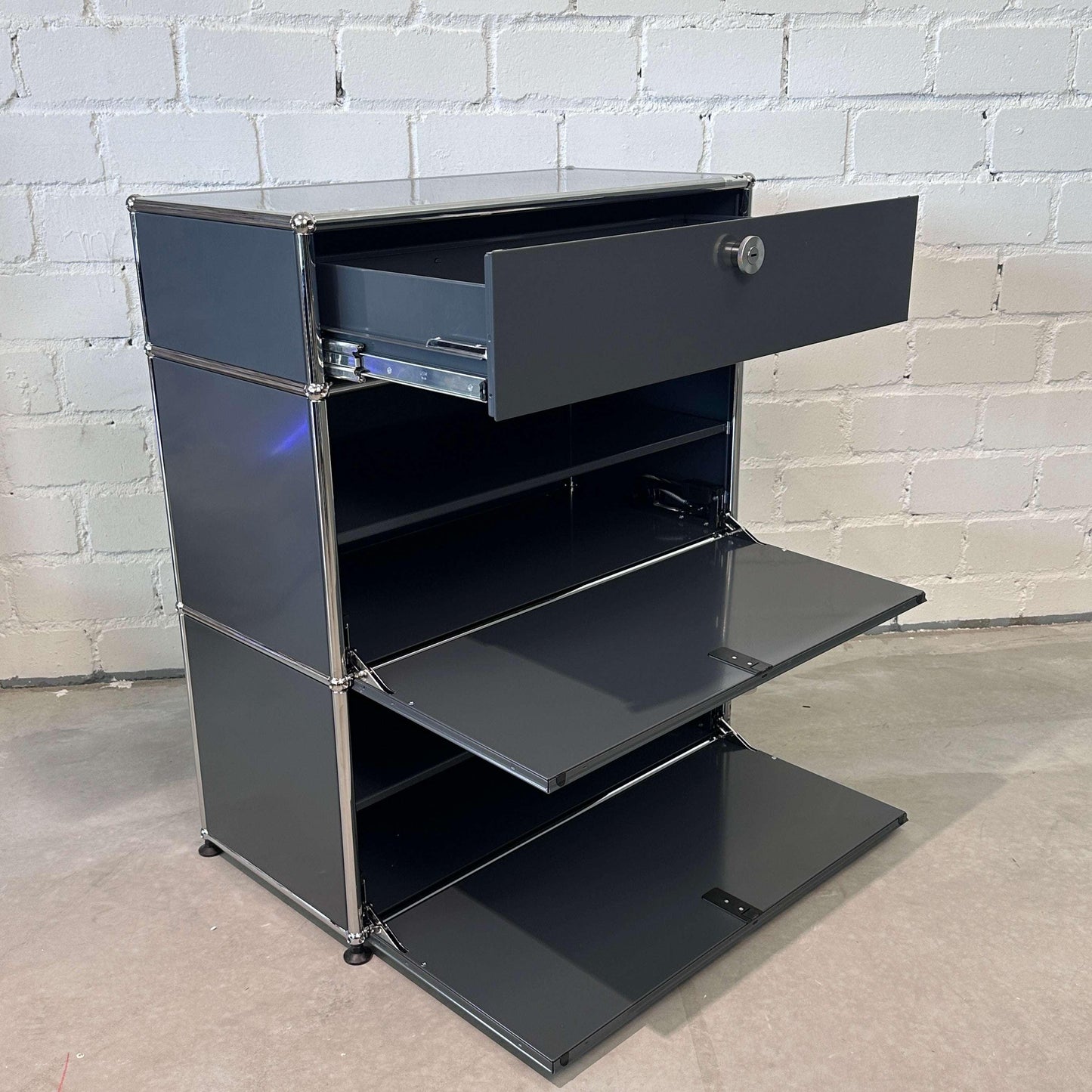 USM Haller Highboard 1x3 anthrazitgrau mit 2 Klappen und 1 Auszug mit Softclose, 78x92x38 cm, modernes Design