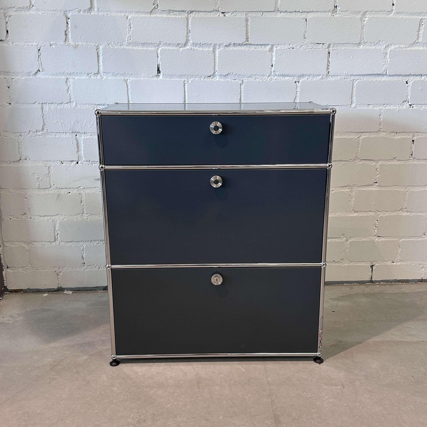 USM Haller Highboard anthrazitgrau mit 2 Klappen und 1 Auszug, Softclose, 78x92x38 cm