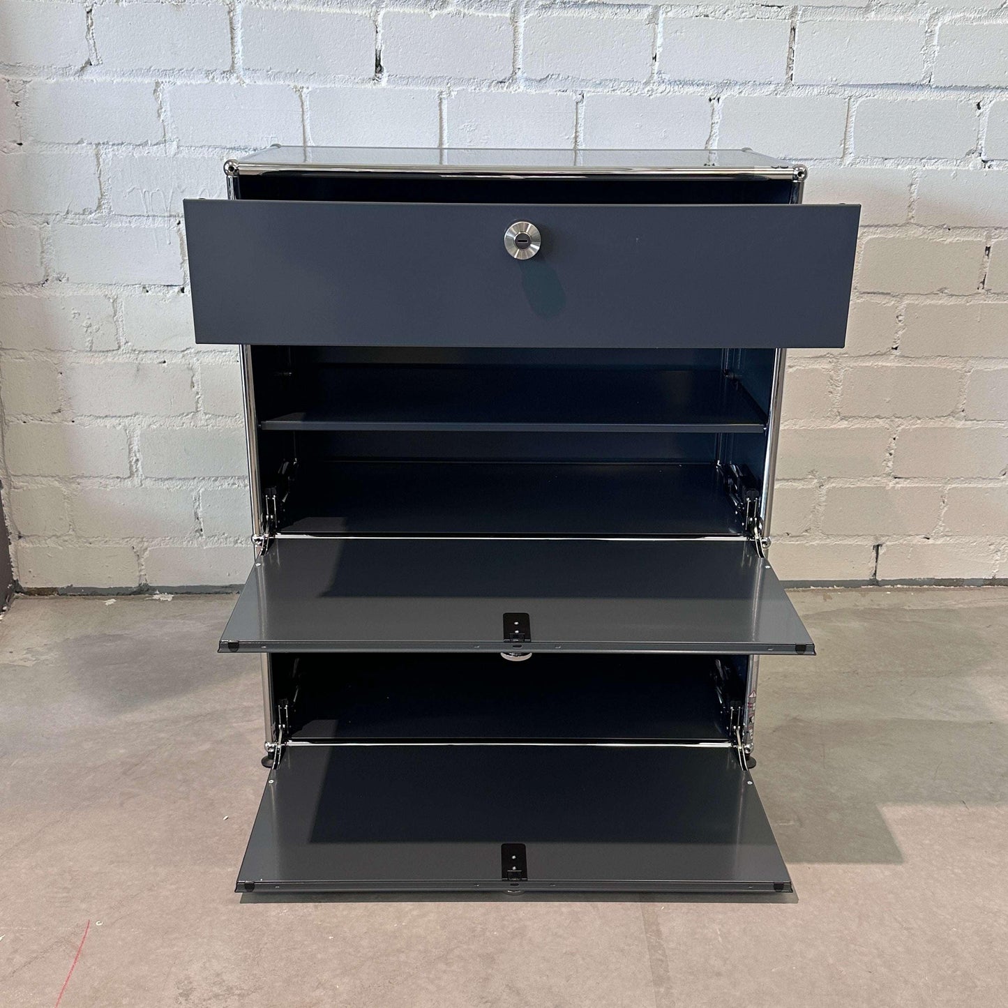 USM Haller Highboard 1x3 anthrazit mit Klappen und Auszug, Softclose, 78x92x38 cm