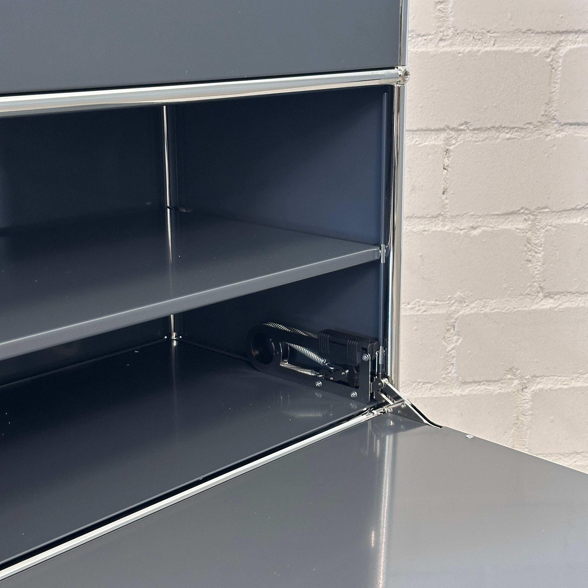 USM Haller Highboard 1x3 anthrazitgrau mit Klappen und Auszug, Softclose, Maße 78x92x38 cm, moderner Stauraum